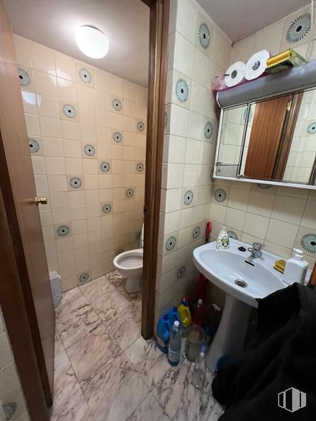 Local en alquiler en Calle Real, 24, Arganda del Rey, Madrid, 28500 con inodoro, fregadero, espejo, grifo, accesorios de fontanería, propiedad, lavabo, cuarto de baño, morado y interiorismo alrededor