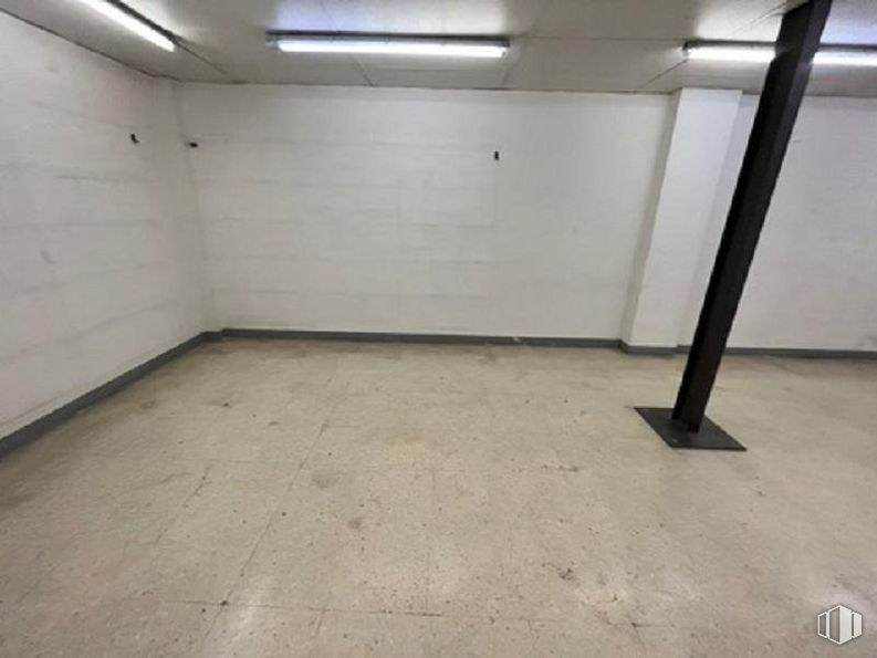 Retail for sale at Calle Julián Romea, Chamberí, Madrid, 28003 with light fixture, lighting, flooring, floor, wood, hall, ceiling, concrete, composite material and parking around