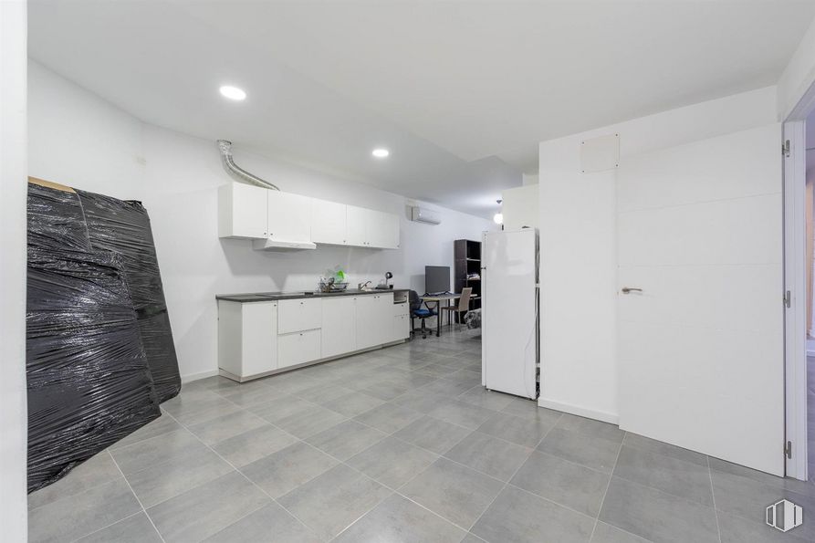 Local en venta en Calle Vereda del Carmen, 21, Ciudad Lineal, Madrid, 28017 con ebanistería, edificio, planta de interior, encimera, interiorismo, gris, suelo, accesorio, suelos y puerta alrededor