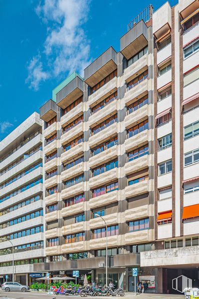 Retail for rent at Calle Orense, 68, Tetuán, Madrid, 28020 with building, cloud, sky, daytime, property, tower block, urban design, architecture, condominium and neighbourhood around