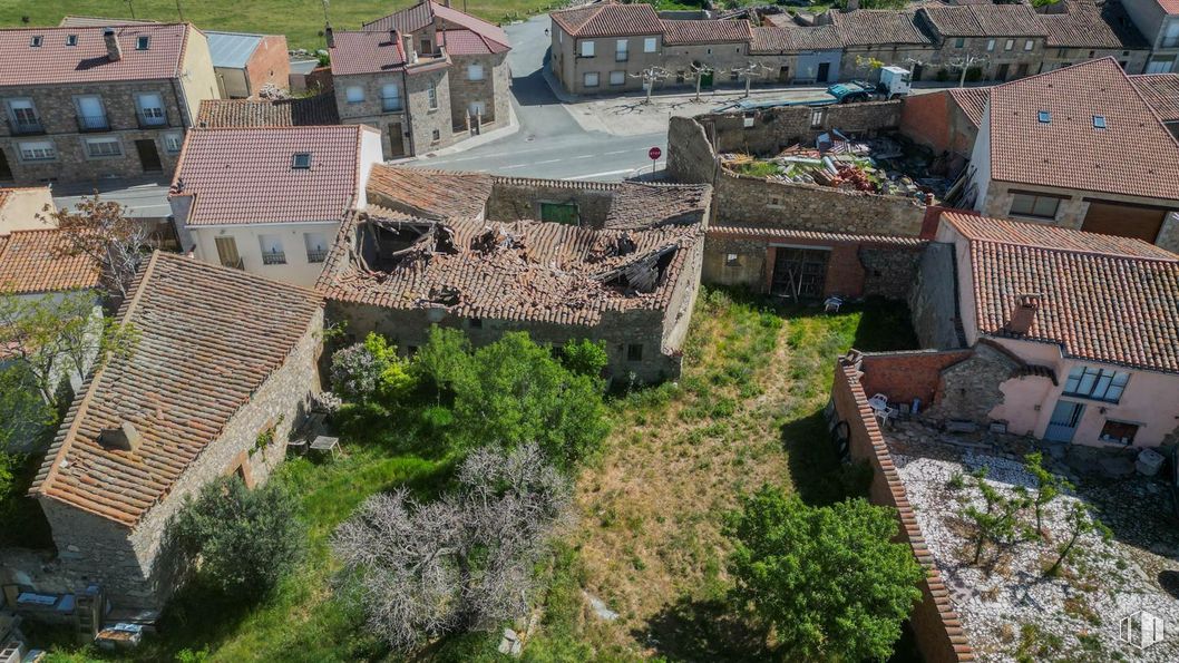 Land for sale at Zona Centro, Cardeñosa, Ávila, 05320 with building, house, plant, architecture, window, urban design, biome, tree, residential area and wall around