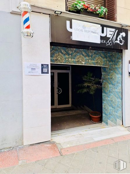 Retail for rent at Calle General Pardiñas, 26, Salamanca, Madrid, 28001 with concrete, logo, advertising, houseplant and sign around