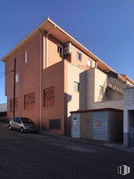 Retail for sale at Carretera Extremadura, 29, Santa Cruz del Retamar, Toledo, 45513 with car, house, sky, building, tire, window, wheel, residential area, asphalt and vehicle around