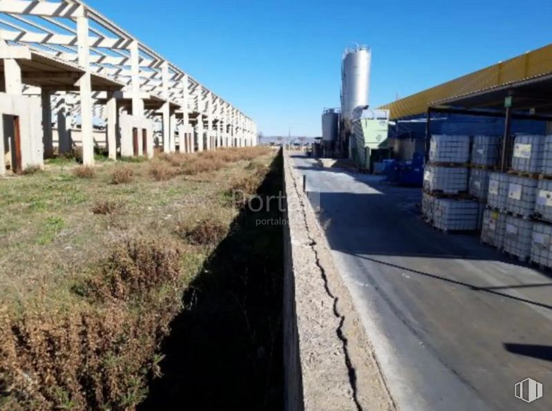 Land for sale at Calle Vega del Tajo, Guadalajara, 19209 with building, sky, road surface, land lot, asphalt, road, gas, water, tar and landscape around