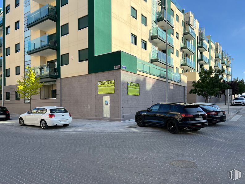 Retail for rent at Avenida Haya, Arganda del Rey, Madrid, 28500 with car, building, wheel, automotive parking light, land vehicle, tire, vehicle, property, window and infrastructure around