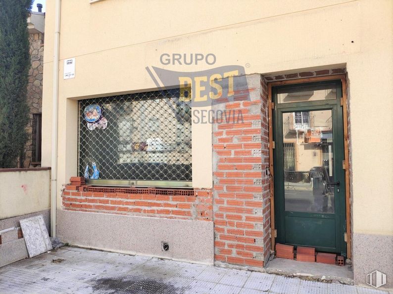 Retail for sale & for rent at Zona centro San Cristóbal, San Cristóbal de Segovia, Segovia, 40197 with door, fixture, window, brick, brickwork, facade, gas, font, city and building around