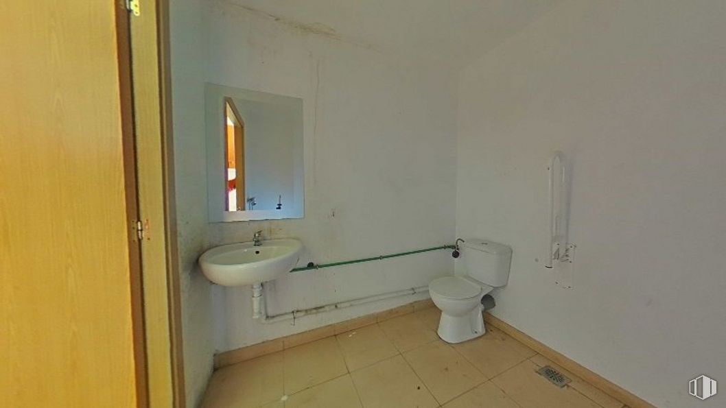 Industrial for sale at Calle Estaño, s/n, Illescas, Toledo, 45200 with sink, toilet, mirror, plumbing fixture, building, tap, bathroom, bathroom sink, toilet seat and purple around