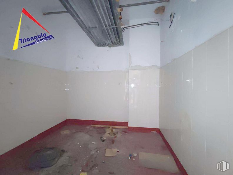 Retail for sale at Calle Guadalajara, Segovia, 40004 with wood, fixture, paint, flooring, floor, line, composite material, ceiling, space and house around