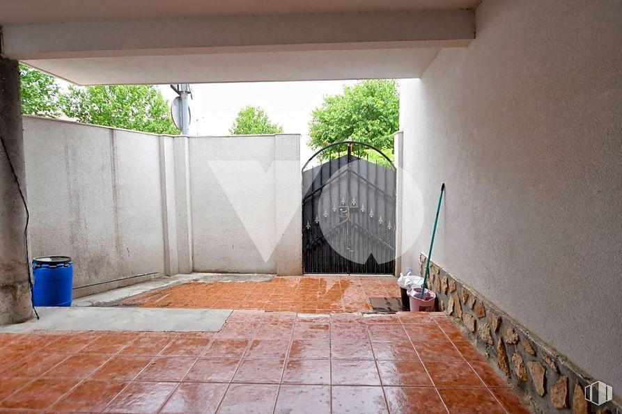 Local en venta en Calle Santa Rosa de Lima, Quintanar de la Orden, Toledo, 45800 con contenedor de basura, planta, madera, interiorismo, puerta, árbol, sombra, suelo, edificio y línea alrededor