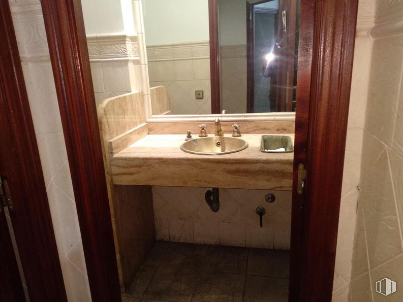 Local en alquiler en Zona Centro, Leganés, Madrid, 28911 con fregadero, espejo, marrón, grifo, lavabo de baño, accesorio de fontanería, propiedad, baño, madera y edificio alrededor