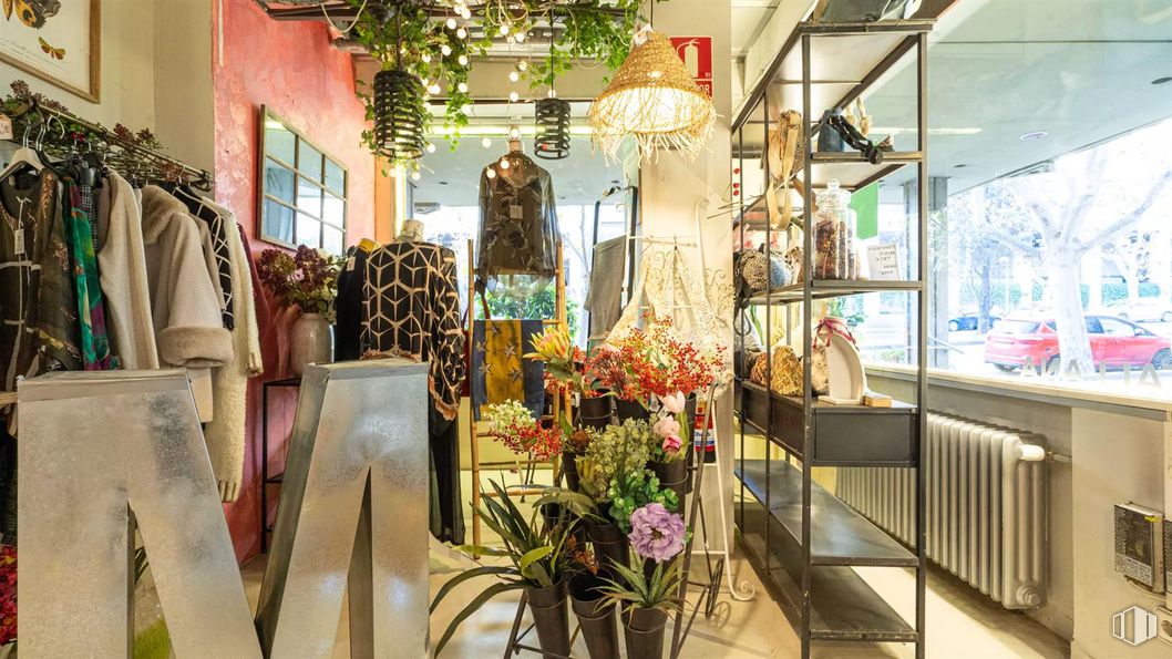 Retail for rent at Avenida de Nazaret, 10, Retiro, Madrid, 28009 with lighting, light fixture, window, furniture, interior design, retail, boutique, display window, bag and floral design around