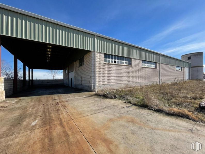 Nave en alquiler en Zona industrial, Sanchidrián, Ávila, 05290 con edificio, ventana, cielo, propiedad, planta, nube, asfalto, lote de tierra, accesorio y superficie de carretera alrededor