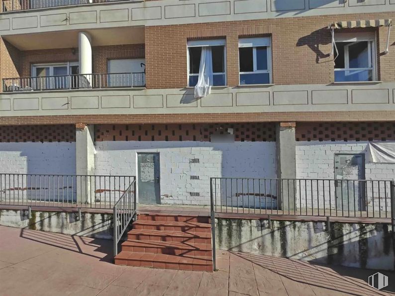 Retail for sale at Calle Mártires, 18, Boadilla del Monte, Madrid, 28660 with window, building, wood, house, urban design, neighbourhood, door, residential area, stairs and real estate around