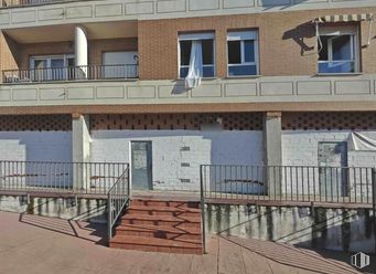 Local en venta en Calle Mártires, 18, Boadilla del Monte, Madrid, 28660 con ventana, edificio, madera, casa, diseño urbano, barrio, puerta, zona residencial, escaleras y inmobiliario alrededor