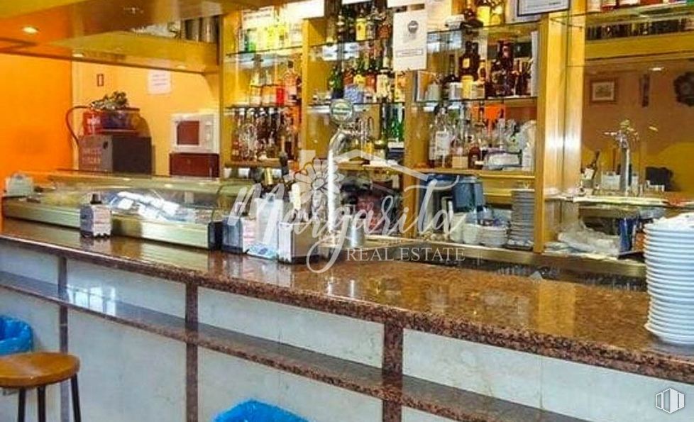 Local en venta en Barrio Atalaya, Ciudad Lineal, Madrid, 28033 con taburete, encimera, barware, interiorismo, establecimiento de bebidas, edificio, botella, venta al por menor, grifo de cerveza y botella de vidrio alrededor