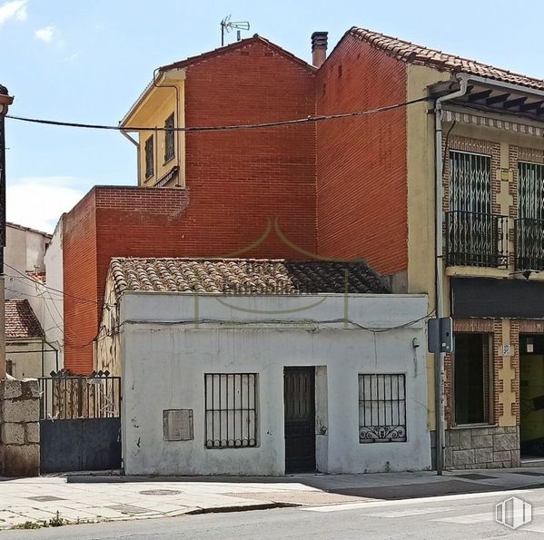 Suelo en venta en Zona El Cerrillo, Colmenar Viejo, Madrid, 28770 con ventana, puerta, casa, edificio, cielo, madera, pared, accesorio, ladrillo y superficie de la carretera alrededor