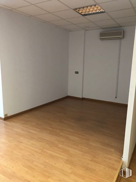 Nave en venta en Carretera Ajalvir, 1, Alcalá de Henares, Madrid, 28806 con alumbrado, propiedad, madera, pasillo, diseño de interiores, suelo, piso, edificio, tinte para madera y suelos laminados alrededor