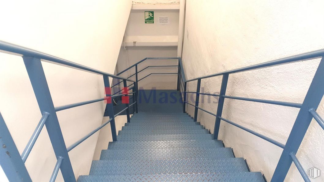 Nave en venta en Calle Ferrocarril, Meco, Madrid, 28880 con escaleras, accesorio, suelo, línea, suelos, en paralelo, pasamanos, simetría, material compuesto y metal alrededor