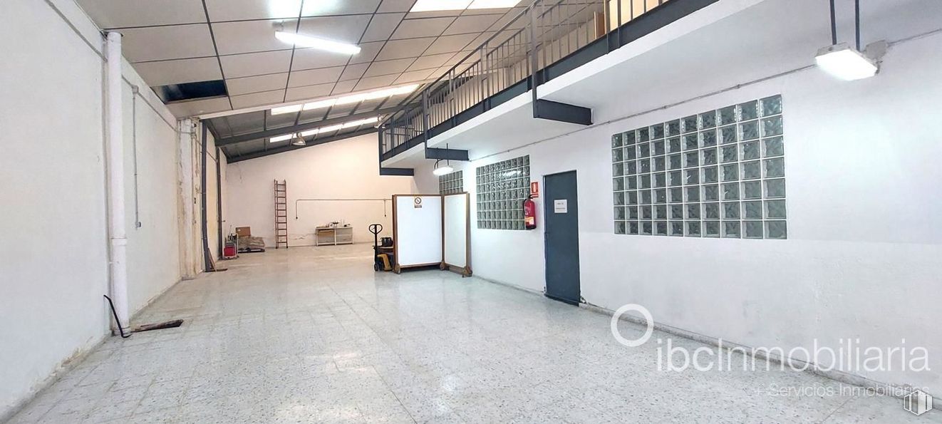 Nave en venta en Polígono Ardoz, Illescas, Toledo, 45200 con persiana de la ventana, alumbrado, suelo, hall, suelos, accesorio, techo, edificio, evento y puerta alrededor