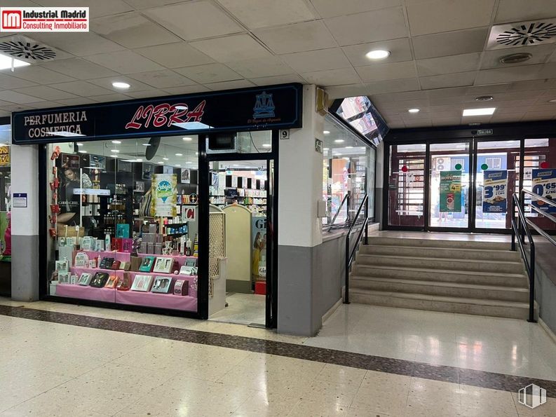 Retail for rent at Zona Zoco, Arganda del Rey, Madrid, 28500 with fixture, retail, building, city, glass, door, event, trade, machine and flooring around