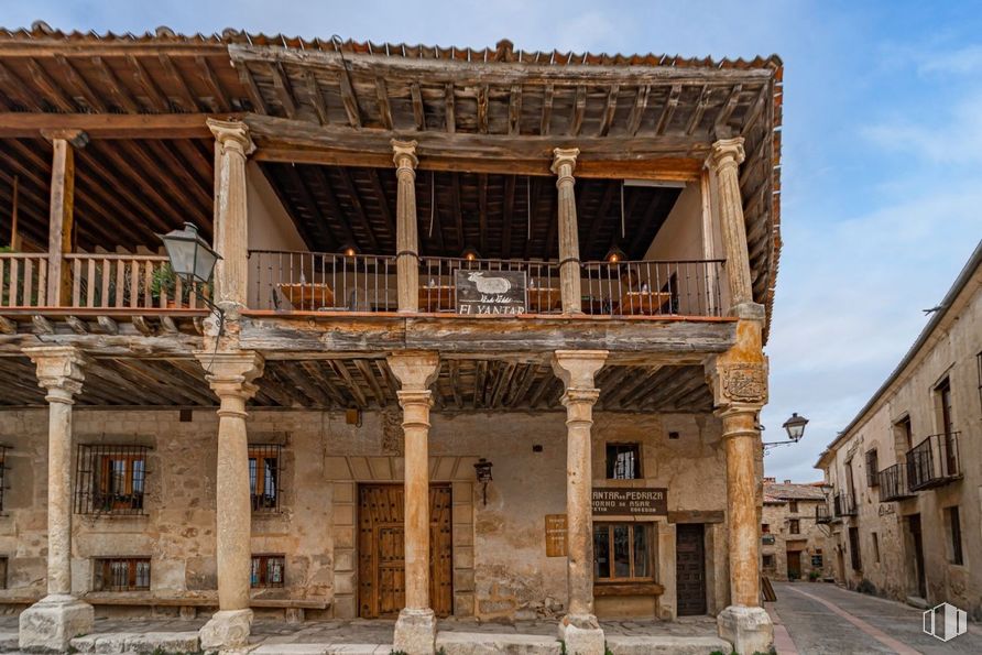 Retail for sale at Plaza Mayor, Pedraza, Segovia, 40172 with building, sky, window, wood, cloud, door, facade, house, column and medieval architecture around