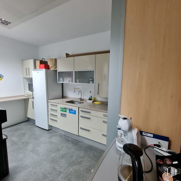 Oficina en venta en Arroyo de la Vega, Alcobendas, Madrid, 28108 con ebanistería, refrigerador, productos envasados, mueble, edificio, encimera, aparato de cocina, madera, cajón y cocina alrededor