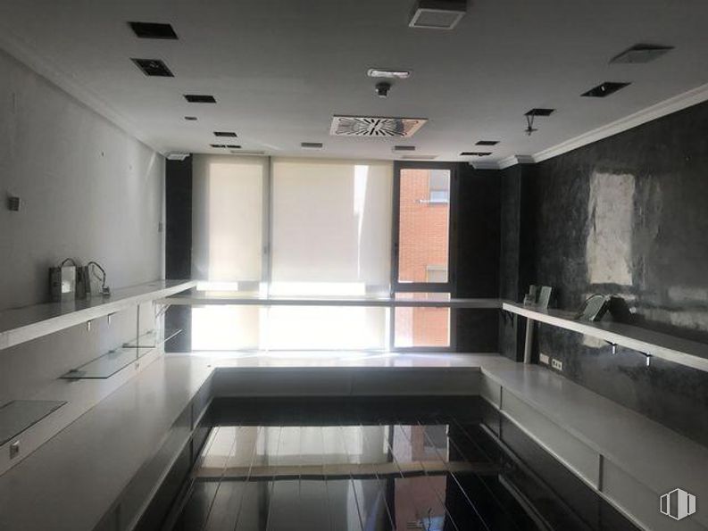 Retail for sale at Calle Alfonso Gómez, San Blas - Canillejas, Madrid, 28037 with countertop, building, interior design, flooring, cabinetry, floor, ceiling, glass, wood and fixture around