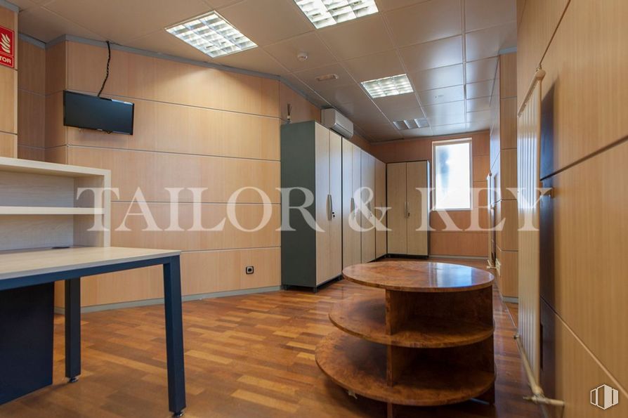 Oficina en venta en Paseo Castellana, Chamartín, Madrid, 28046 con televisión, escritorio, alumbrado, mesa, mueble, madera, interiorismo, suelos, suelo y madera dura alrededor