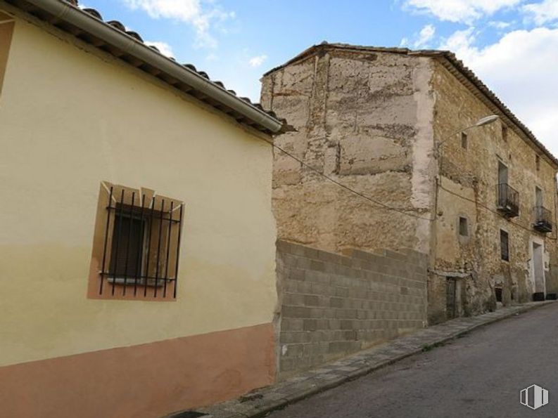 Land for sale at Calle Concepción, 14, Villaconejos de Trabaque, Cuenca, 16860 with window, cloud, sky, facade, tints and shades, plant, landscape, tree, building and wood around