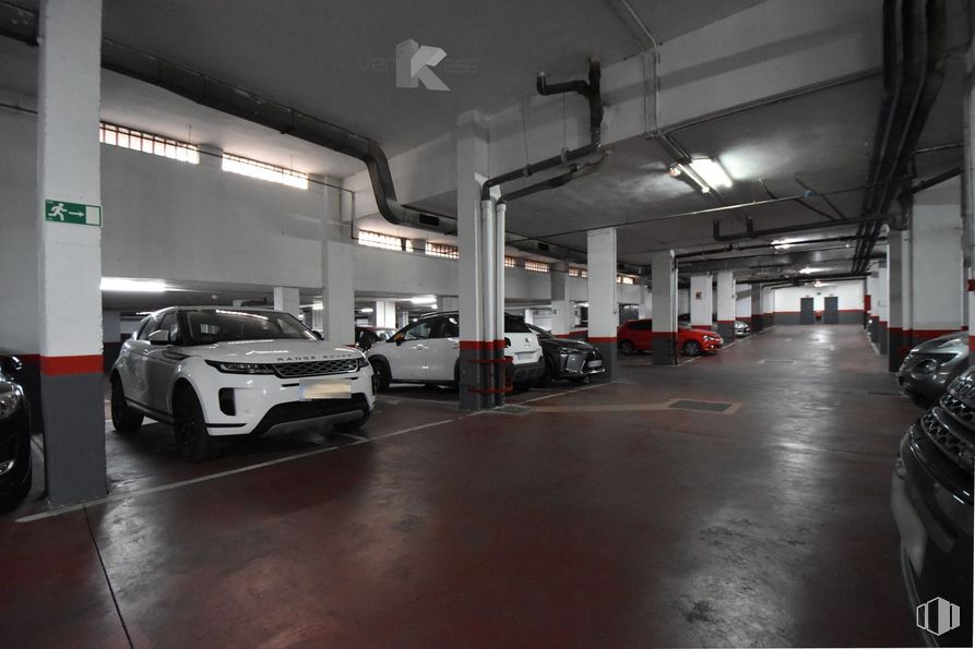 Local en venta en Calle San Isidro, 14, Majadahonda, Madrid, 28220 con coche, luz de estacionamiento, rueda, neumático, vehículo, iluminación del automóvil, neumático de automoción, diseño automovilístico, vehículo de motor y coche personal de lujo alrededor