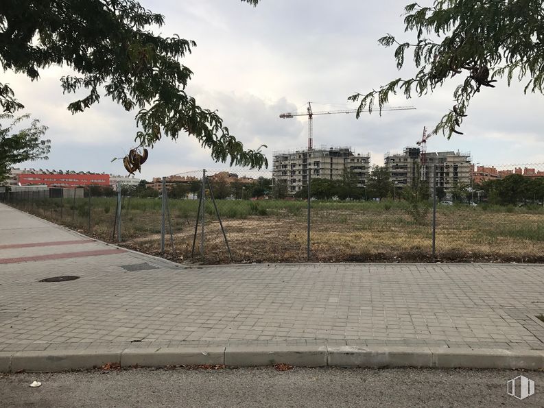 Suelo en venta en Calle Playa de Riazor, Barajas, Madrid, 28042 con edificio, nube, cielo, planta, durante el día, superficie de la carretera, árbol, lote de terreno, asfalto y valla alrededor