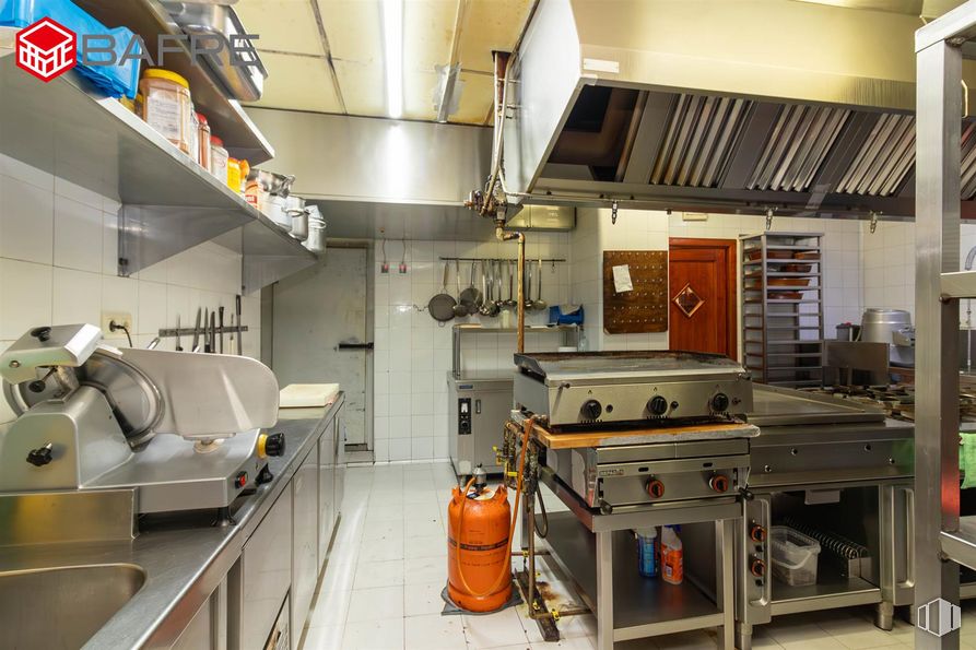 Retail for sale at Avenida España, Valdemoro, Madrid, 28341 with kitchen, kitchen appliance, major appliance, countertop, kitchen stove, home appliance, stove, gas stove, lighting and cabinetry around