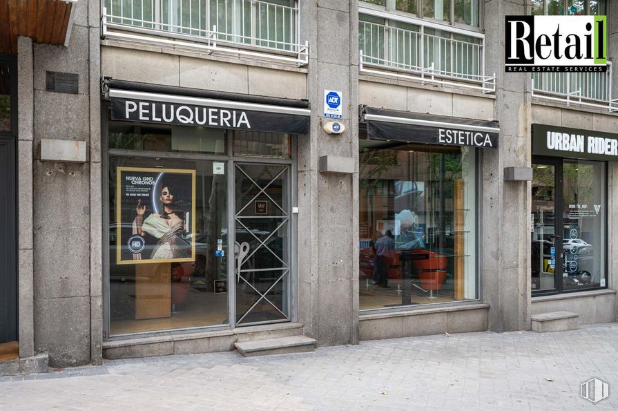 Local en alquiler en Paseo San Francisco de Sales, Chamberí, Madrid, 28003 con ventana, edificio, fachada, puerta, ciudad, venta al por menor, uso mixto, accesorio, acera y fuente alrededor