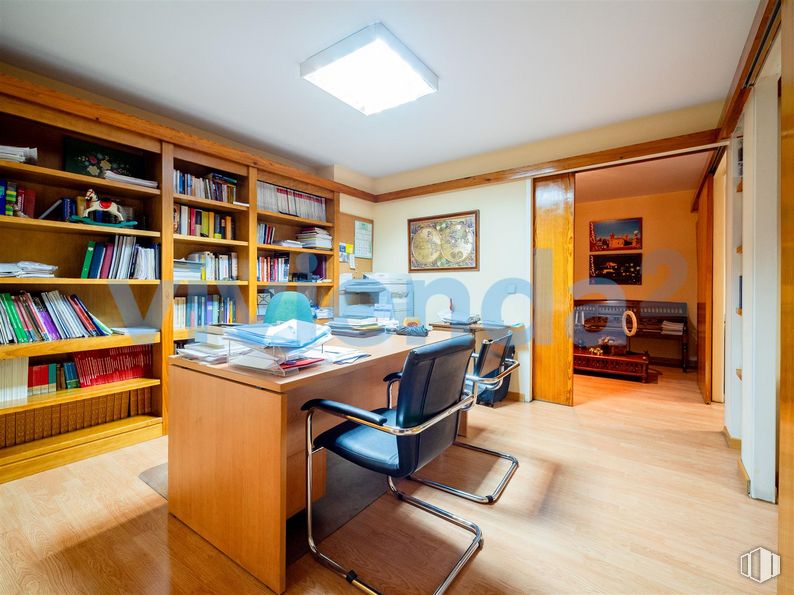 Oficina en venta en Calle Félix Boix, Chamartín, Madrid, 28036 con silla, alumbrado, mesa, estantería, mueble, estante, libro, estantería, madera y interiorismo alrededor