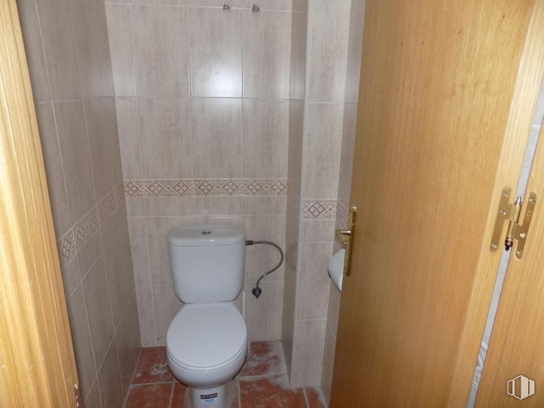 Industrial for sale at Avenida Naciones, Illescas, Toledo, 45200 with toilet, door, property, toilet seat, plumbing fixture, bathroom, fixture, purple, wood and flooring around