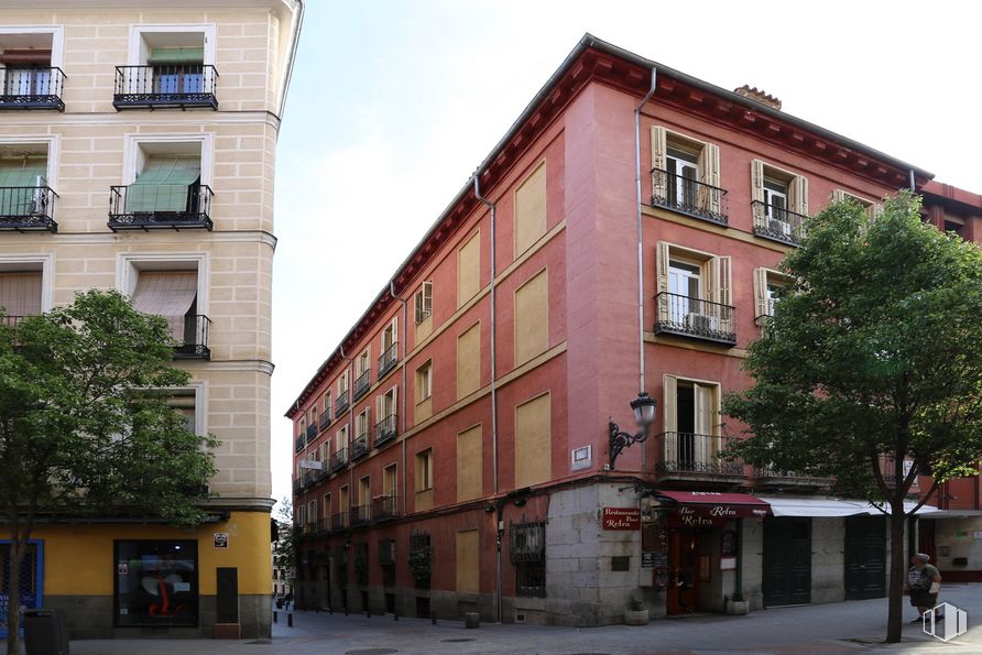 Retail for sale at Calle Espejo, 2, Centro, Madrid, 28013 with building, window, property, sky, tree, fixture, urban design, neighbourhood, residential area and road surface around