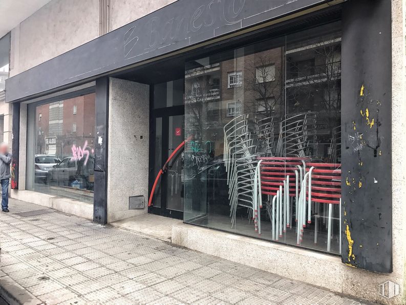 Retail for rent at Calle Alberche, 8, Talavera de la Reina, Toledo, 45600 with person, door, road surface, building, sidewalk, brick, facade, brickwork, art and glass around