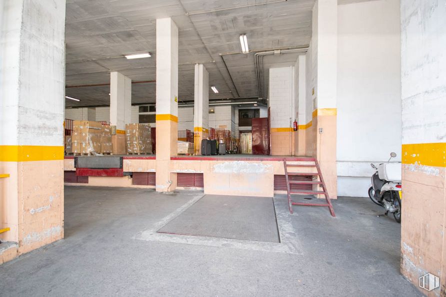 Industrial for sale at Calle Albasanz, 14 B, San Blas - Canillejas, Madrid, 28037 with furniture, tire, flooring, floor, gas, wood, hall, wheel, parking and house around