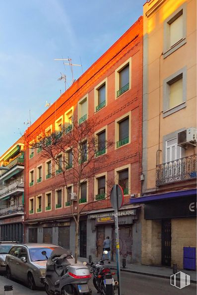 Retail for sale at Avenida Monte Igueldo, 77, Puente de Vallecas, Madrid, 28053 with car, building, window, tire, wheel, sky, property, vehicle, plant and urban design around