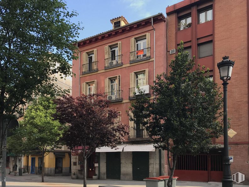 Retail for sale at Calle Espejo, 2, Centro, Madrid, 28013 with building, window, property, sky, tree, urban design, residential area, neighbourhood, condominium and plant around