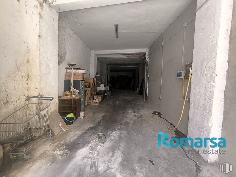 Retail for sale at Calle Don Rufino Martín, Ávila, 05002 with floor, asphalt, gas, flooring, composite material, fixture, concrete, road, ceiling and room around