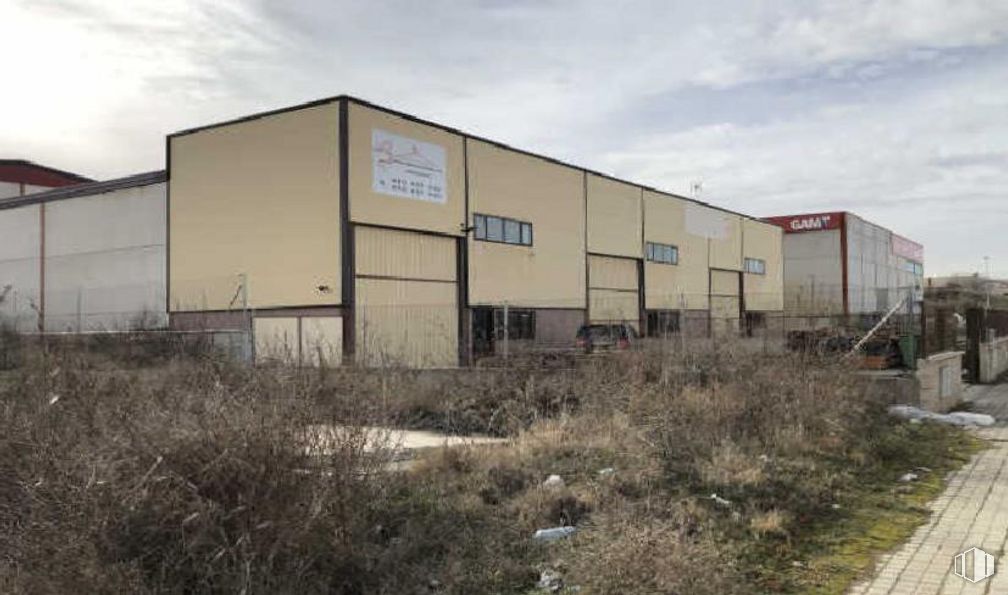 Industrial for sale at Calle Insula de Barataria, Toledo, 45006 with building, cloud, sky, plant, land lot, grass, landscape, real estate, gas and facade around