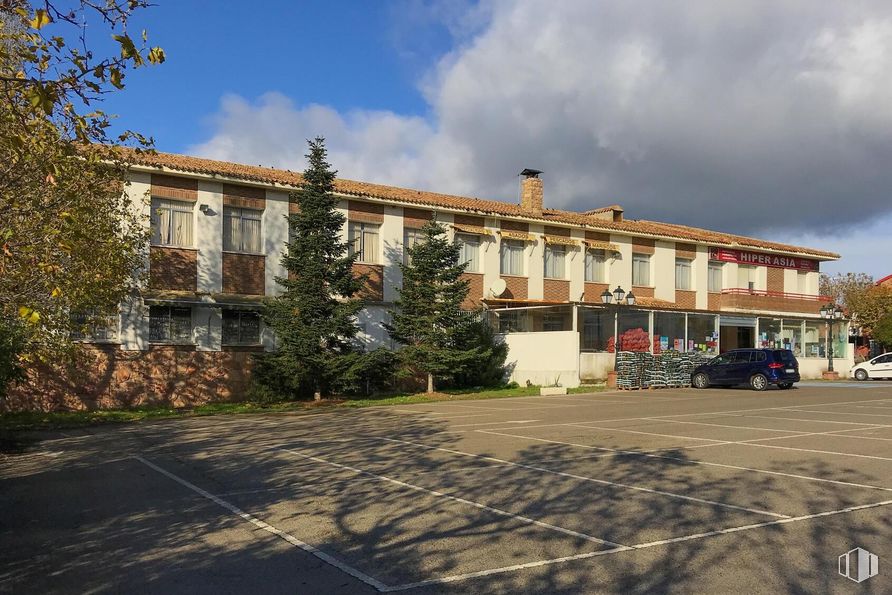 Suelo en venta en Paseo Ermita, Pedrezuela, Madrid, 28723 con edificio, coche, nube, cielo, planta, rueda, ventana, neumático, árbol y superficie de carretera alrededor