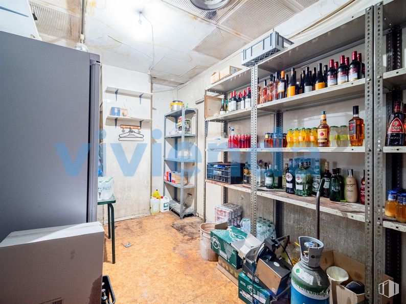 Local en venta en Calle Galeón, Barajas, Madrid, 28042 con mueble, caja de envío, propiedad, estante, estantería, botella, edificio, venta al por menor, techo y suelos alrededor