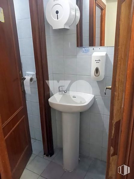 Local en alquiler y venta en Calle José Arcones Gil, Ciudad Lineal, Madrid, 28017 con fregadero, puerta, lavabo, propiedad, grifo, accesorios de fontanería, blanco, espejo, morado y cuarto de baño alrededor