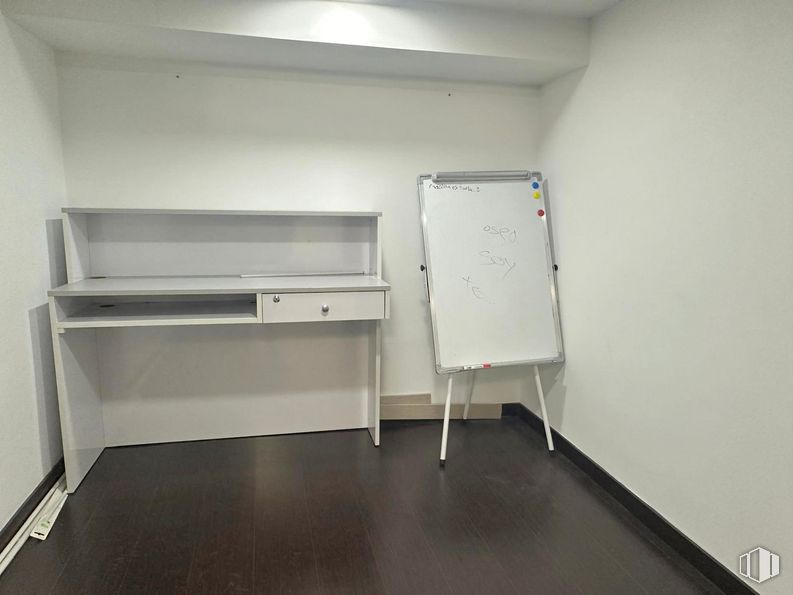 Retail for rent at Calle Téllez, Retiro, Madrid, 28007 with whiteboard, desk, building, office supplies, flooring, fixture, ceiling, machine, house and glass around