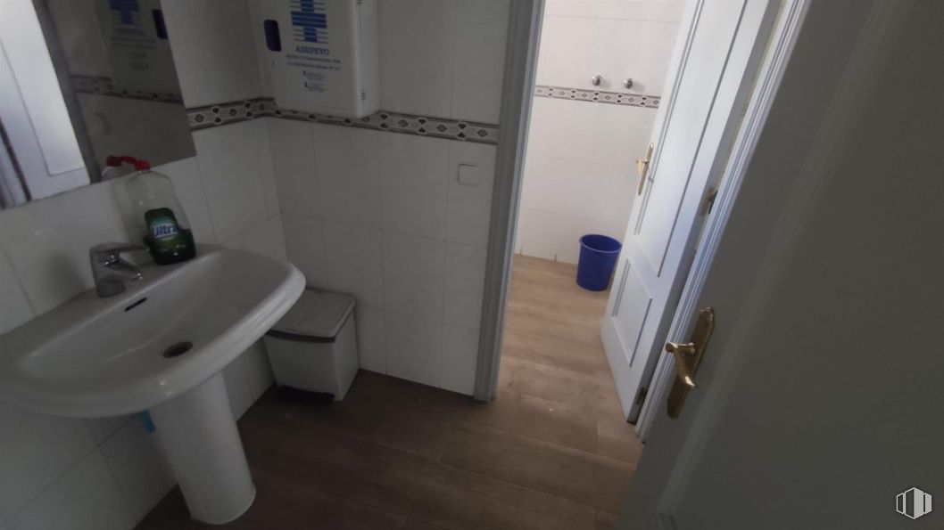 Industrial for rent at Calle Hierro, Torrejón de Ardoz, Madrid, 28850 with sink, floor, flooring, plumbing fixture, plumbing, bathroom, bathroom sink, room, toilet and toilet seat around