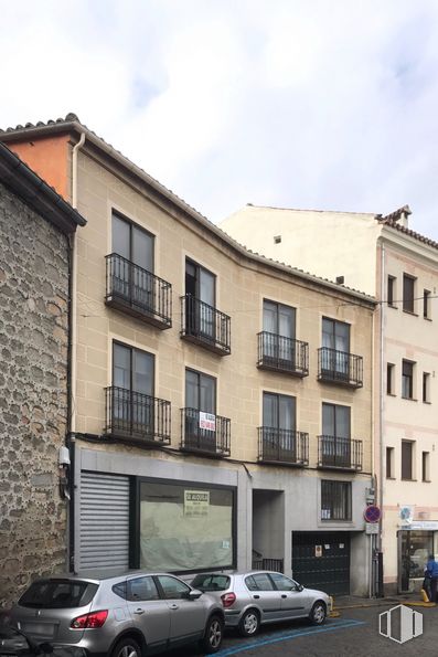 Retail for rent at Calle Tomás Luís de Victoria, 10, Ávila, 05001 with car, window, house, building, wheel, tire, land vehicle, cloud, sky and vehicle around