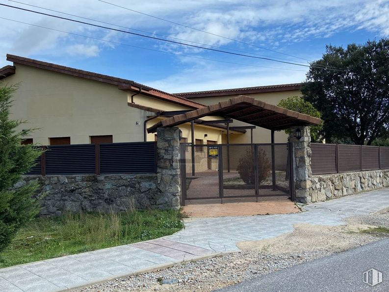 Retail for sale at Carretera Navacerrada, El Boalo, Madrid, 28413 with sky, cloud, property, plant, building, architecture, shade, window, road surface and land lot around