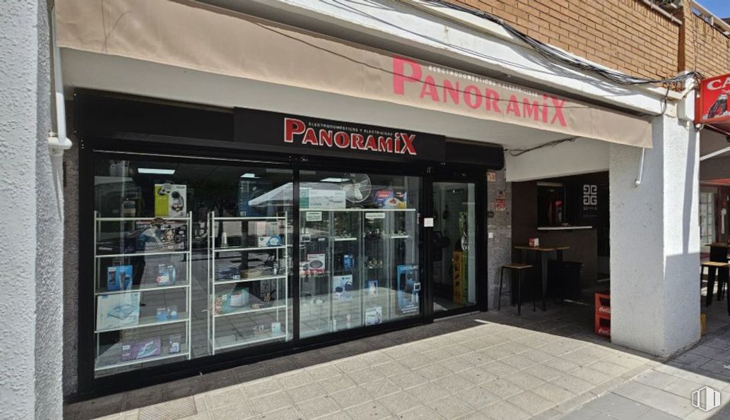 Retail for rent at Paseo Federico García Lorca, 1D, Toledo, 45007 with door, fixture, real estate, retail, facade, gas, commercial building, mixed-use, building and aluminium around